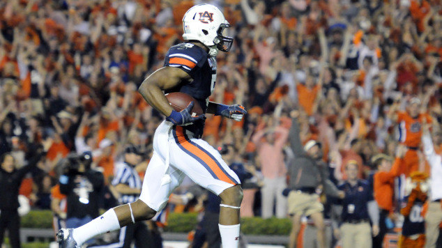 Fans in the background signal touchdown Auburn and Ricardo Louis (Anthony Hall photo) / Photo from auburntigers.com