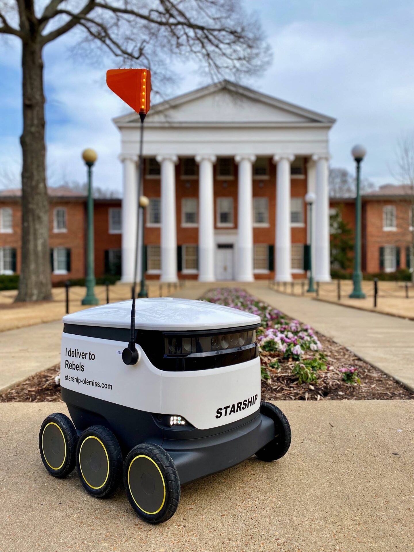 ole-miss-dining-introduces-new-food-delivery-robots-hottytoddy